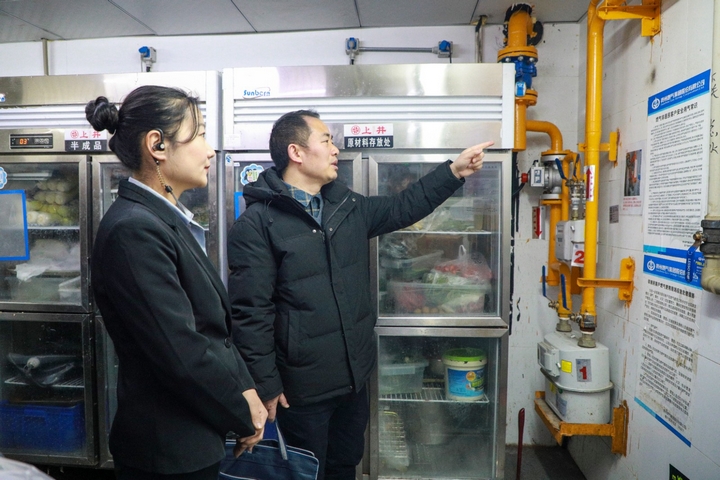 2、工作人員檢查商場(chǎng)內(nèi)大型餐飲企業(yè)的燃?xì)馐褂们闆r。.jpg