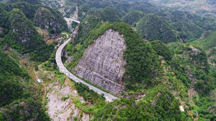 1、群山中的關(guān)興公路。王遠峰攝.jpg