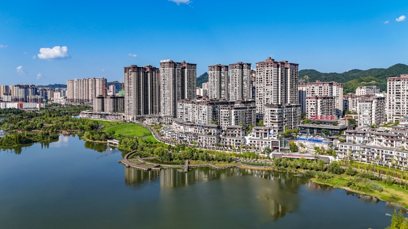 自然景觀與城市風(fēng)貌相得益彰。甕安縣融媒體中心供圖