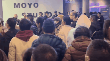 3、影院售票廳內(nèi)人山人海.gif