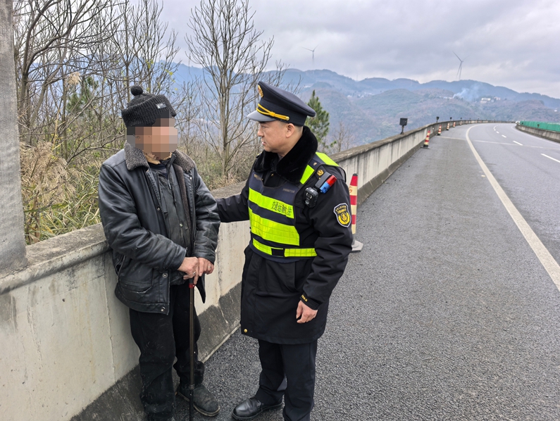 1 發(fā)現(xiàn)老人違法進(jìn)入高度公路.jpg