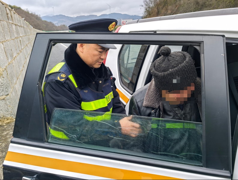 2 將老人帶到執(zhí)法車中駛離高速.jpg