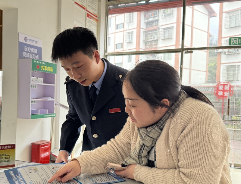 稅務(wù)干部到村居開展醫(yī)保宣傳.jpg
