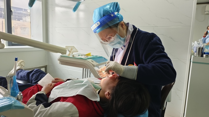 貴州醫(yī)科大學附屬口腔醫(yī)院幫扶專家馮安琪在石阡縣中醫(yī)院口腔科為兒童做治療。