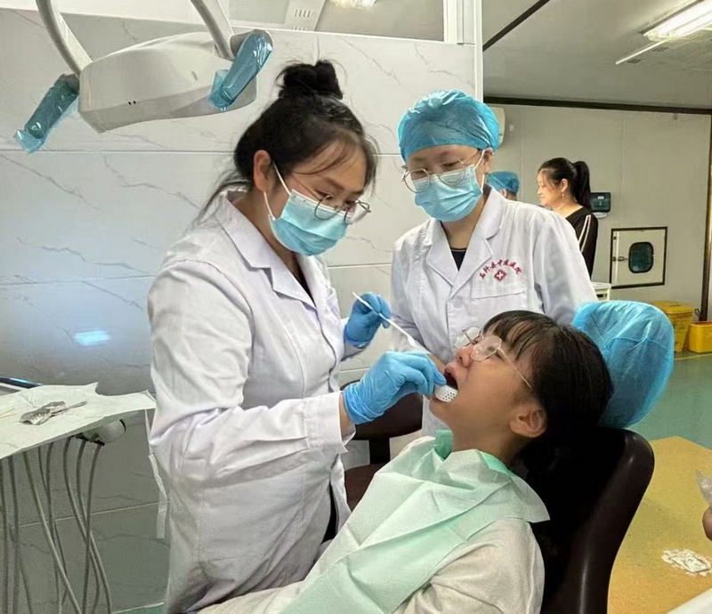 貴州醫(yī)科大學附屬口腔醫(yī)院幫扶專家熊思永開展口腔護理。
