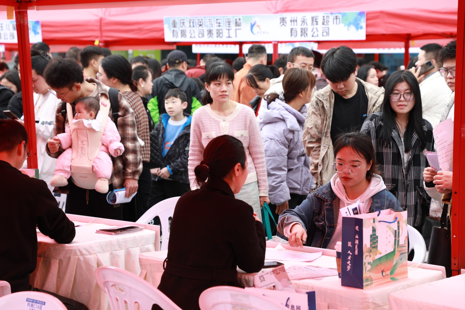 求職者與企業(yè)招聘人員進(jìn)行交流洽談。