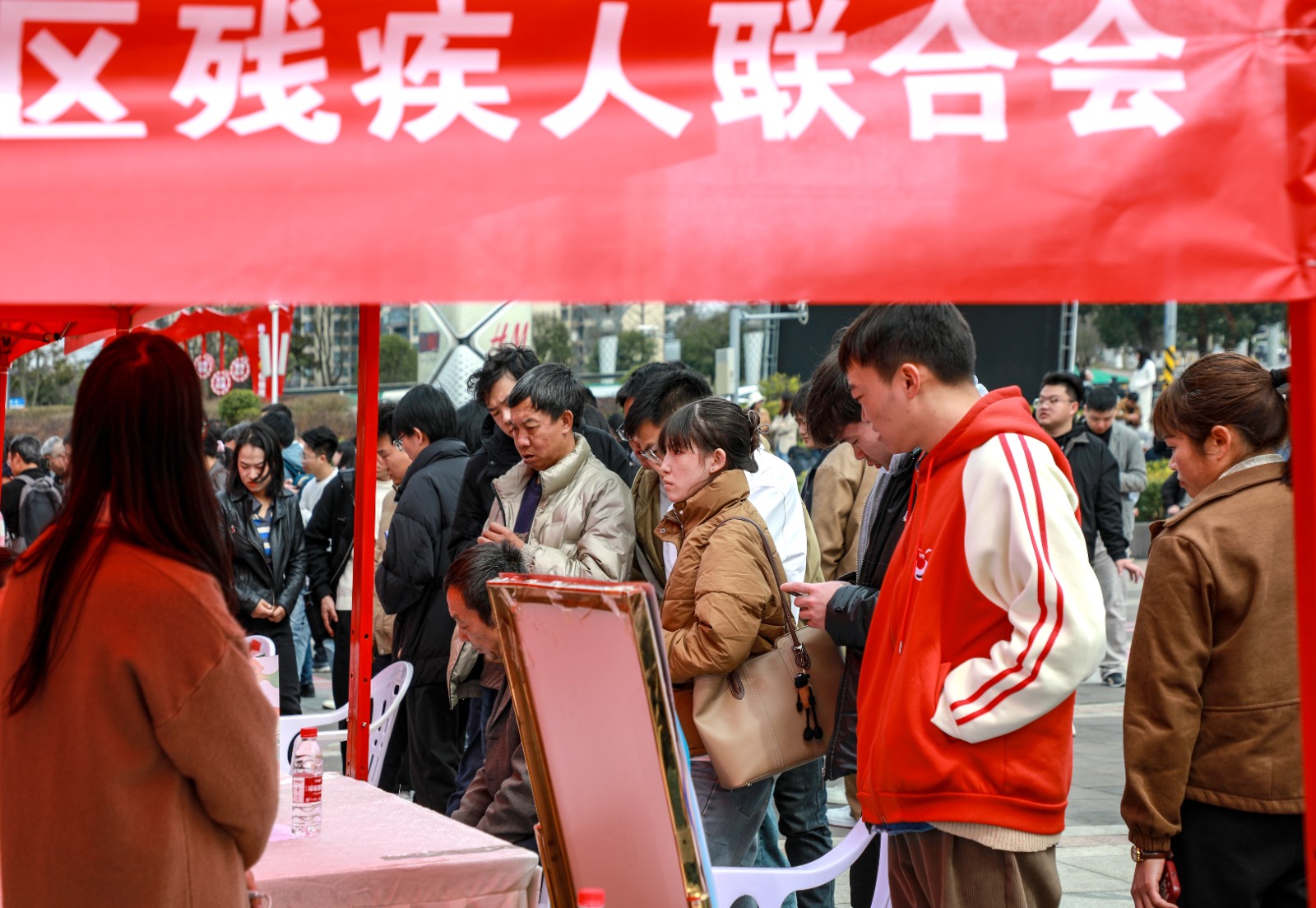 招聘會特別設(shè)置了殘疾人招聘專區(qū)。