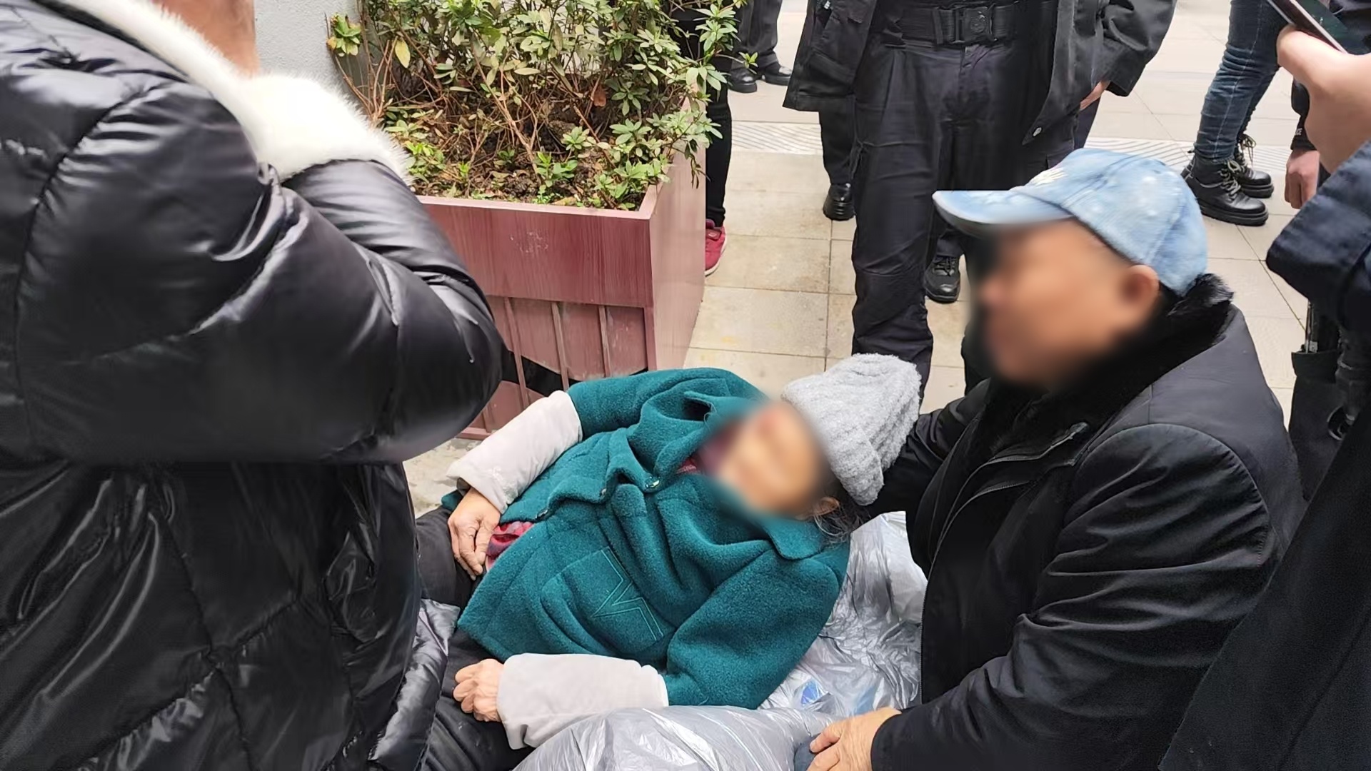 輔警救下墜樓老人。