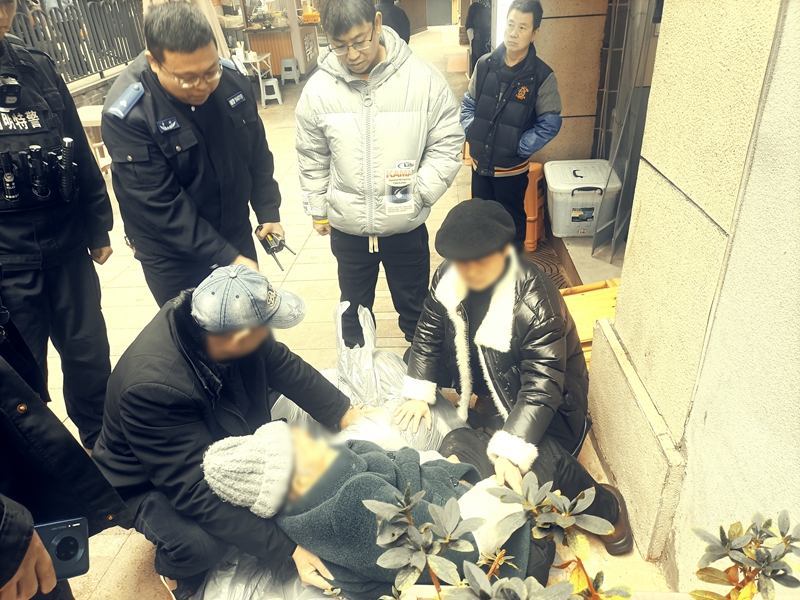 輔警救下墜樓老人。