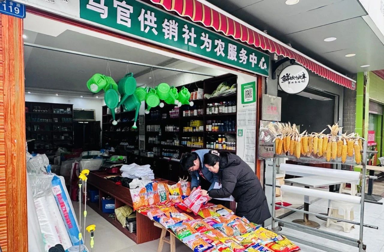 圖為對(duì)農(nóng)資安全進(jìn)行檢查。