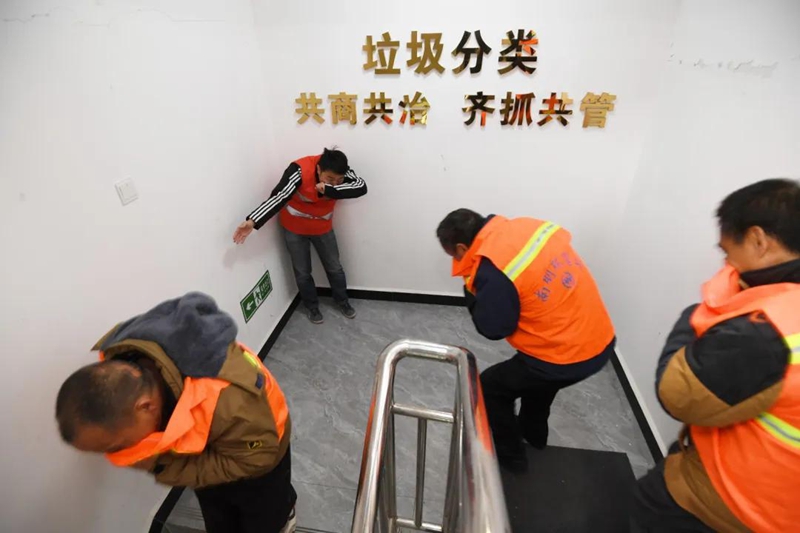 南明區(qū)環(huán)衛(wèi)工人正在進(jìn)行疏散逃生消防應(yīng)急演練。