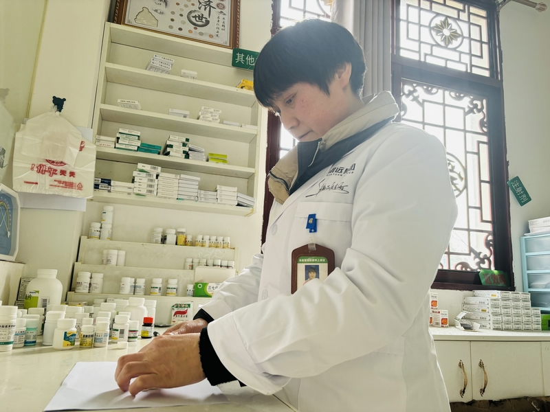 謝厚芝三十余載醫(yī)路堅(jiān)守，拐杖丈量基層健康。