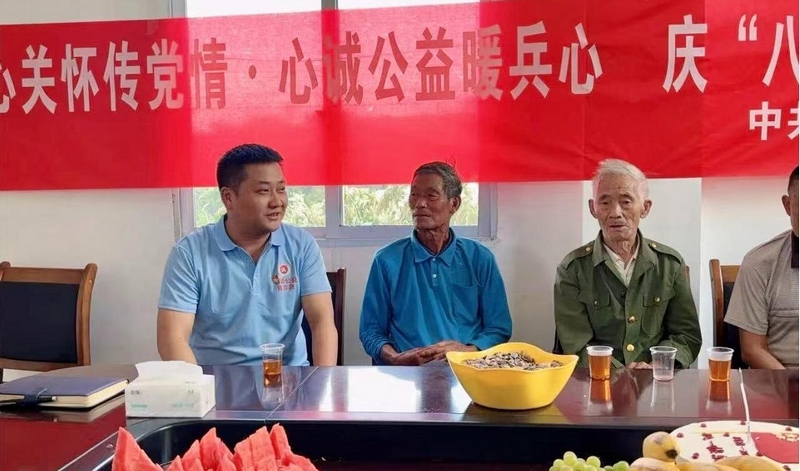 陳宗良慰問老兵（資料圖片）。習水縣愛心公益會供圖