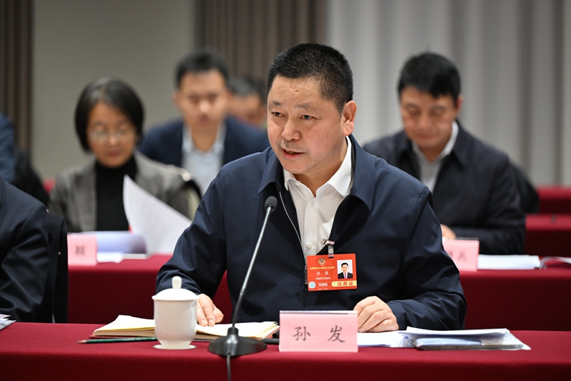 全國(guó)政協(xié)委員、貴州省政協(xié)副主席、貴州省衛(wèi)生健康委員會(huì)主任、民進(jìn)貴州省委主委孫發(fā)。何佼陽(yáng)攝