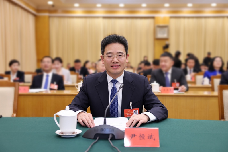 全國人大代表、貴州省安順市市長尹恒斌。安順市委宣傳部供圖