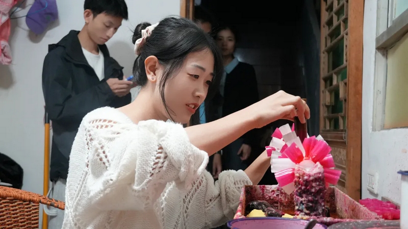 青年夜校學員制作花燭。思南縣委宣傳部供圖