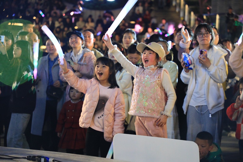 7.觀眾在觀山湖區(qū)青年夜校文藝匯演現場歡呼跳躍。觀山湖區(qū)委宣傳部供圖