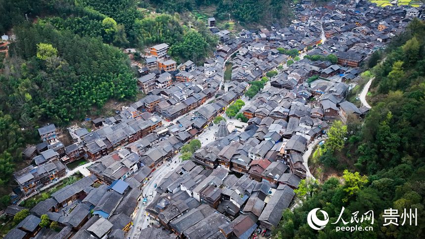航拍肇興侗寨。人民網(wǎng)記者 涂敏攝