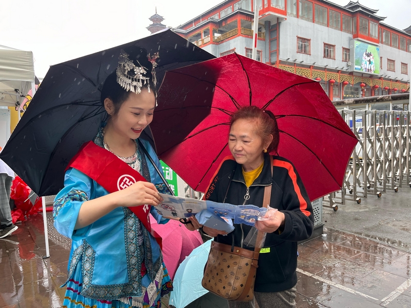 “村超”“村BA”現(xiàn)場(chǎng)，身著民族服飾的紅色金融講習(xí)員。工商銀行凱里分行供圖