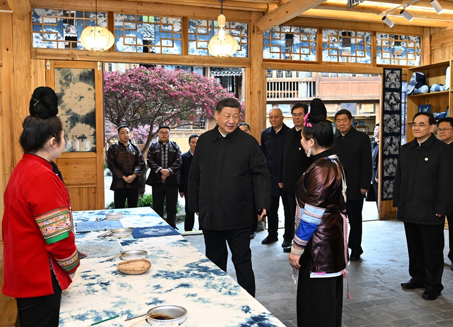 2025年3月17日下午，習(xí)近平在黔東南州黎平縣肇興侗寨侗鄉(xiāng)特色產(chǎn)業(yè)基地考察。新華社記者 謝環(huán)馳 攝