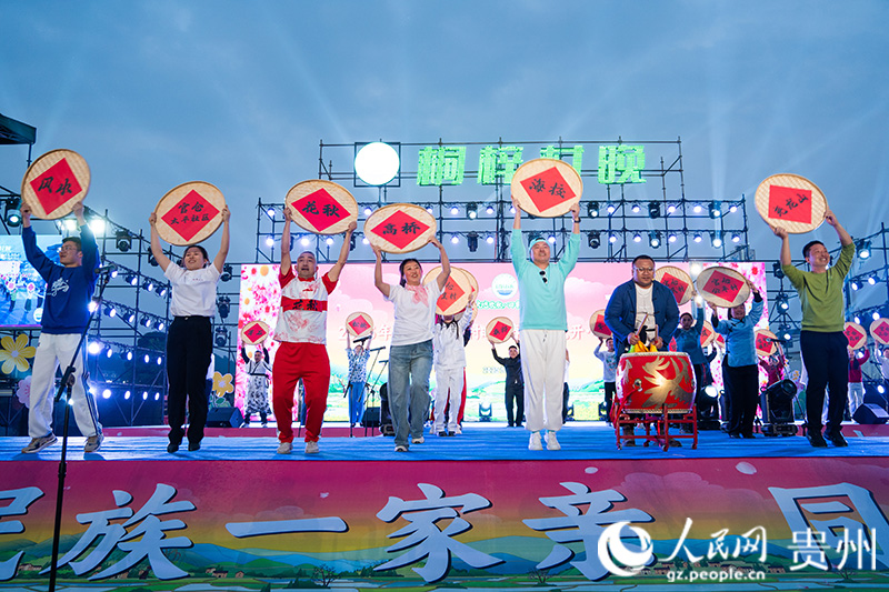 2025年桐梓“村晚”現(xiàn)場。人民網(wǎng) 陽茜攝