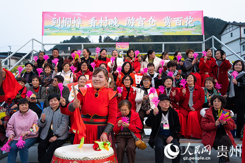 2025年桐梓“村晚”現(xiàn)場。人民網(wǎng) 陽茜攝