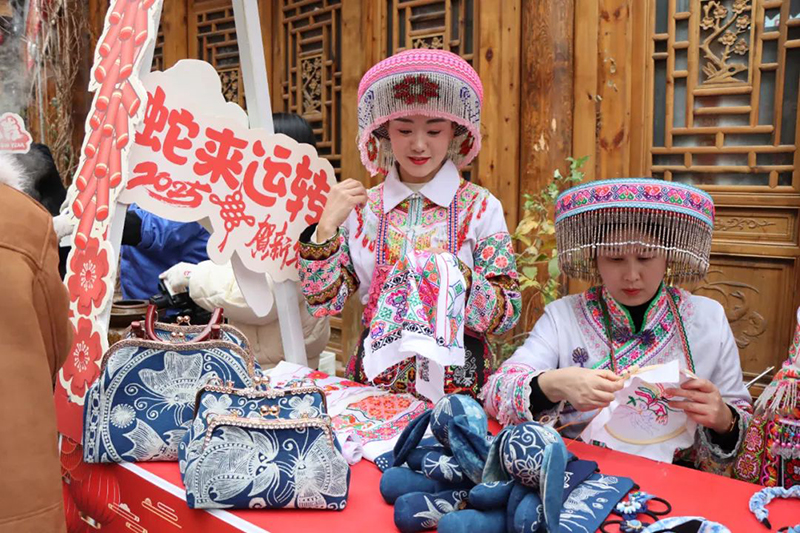 “村晚”現(xiàn)場，當(dāng)?shù)厝罕娬故臼止に嚻分谱鳌Ｍ╄骺h融媒體中心供圖