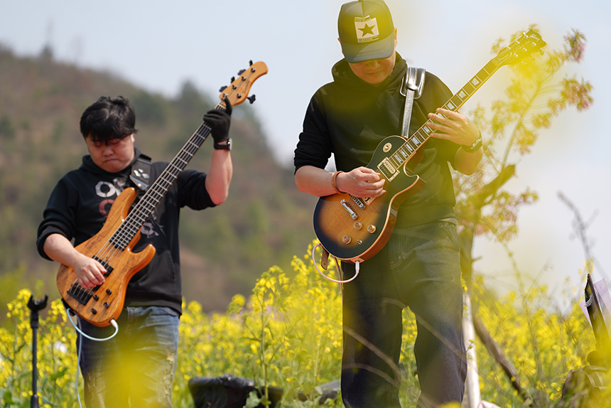 活動(dòng)現(xiàn)場(chǎng)，貴陽本土樂隊(duì)為游客演奏音樂。 王平亮攝