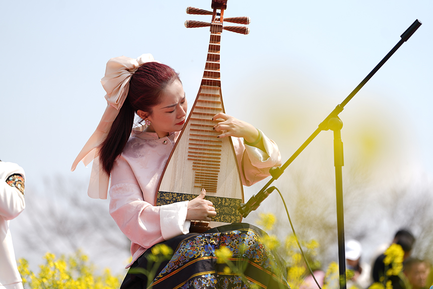 活動現(xiàn)場，貴陽本土樂隊(duì)為游客演奏音樂。 王平亮攝