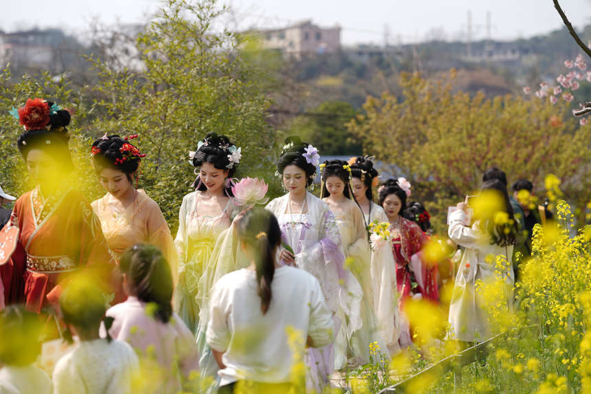 永樂花海內(nèi)，“十二花仙”進(jìn)行巡游。 王平亮攝