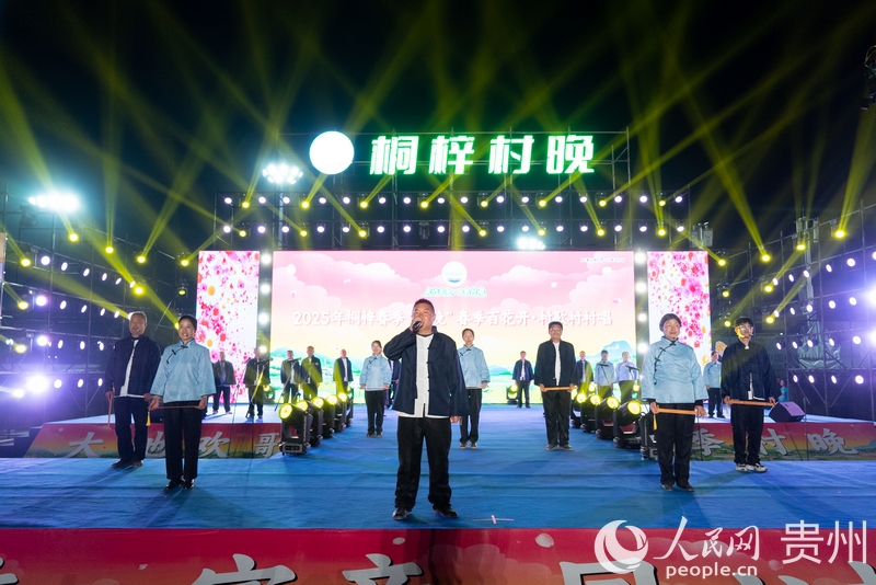 周廷勇與公平村歌隊隊員們一同登臺表演。人民網 涂敏攝