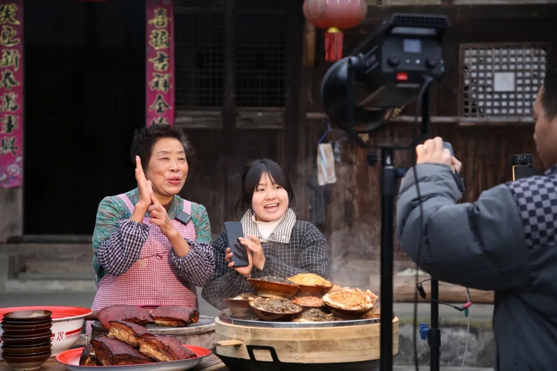 3.余遠(yuǎn)菊與團(tuán)隊(duì)成員做直播。遵義市委宣傳供圖