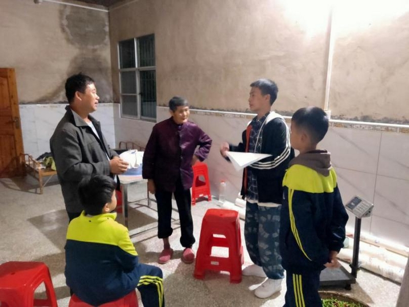 劉盛濤（右二）入戶調(diào)查學(xué)生情況。受訪者供圖.jpg