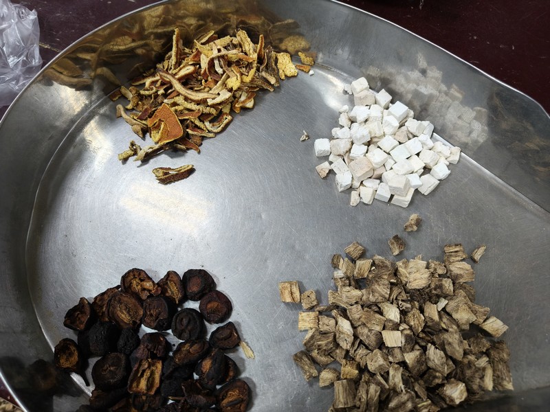 醫(yī)生正在給患者配減脂茶。