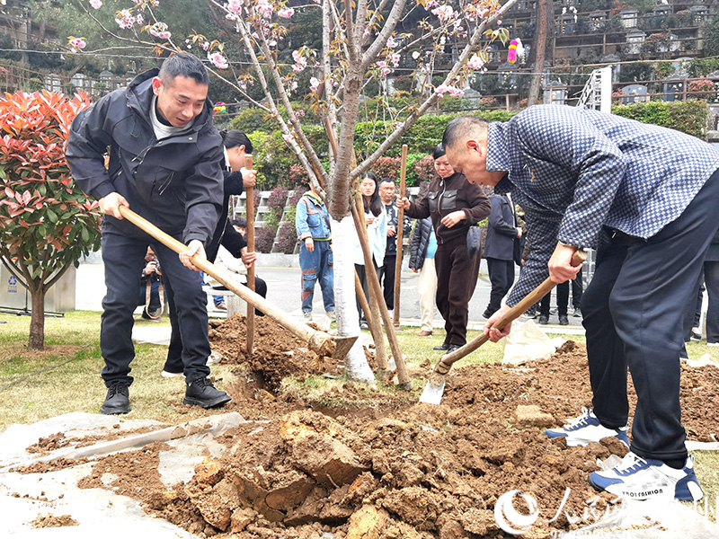 開展“生命紀念林”植樹活動。人民網(wǎng)記者 王秀芳攝