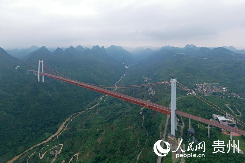 壩陵河大橋飛跨峽谷，雄奇壯美。人民網(wǎng)記者 翁奇羽攝