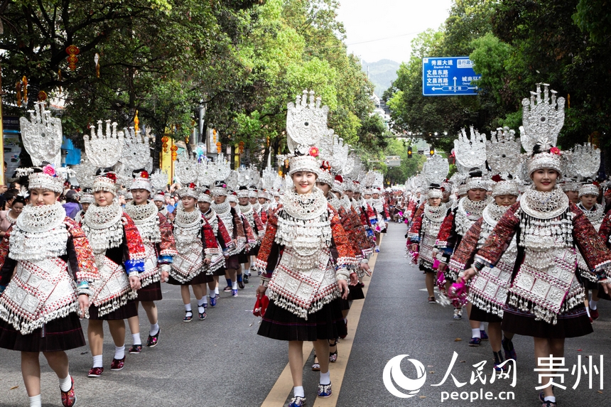 臺江縣苗族同胞盛裝游演慶祝姊妹節(jié)。人民網(wǎng) 黃小桃攝