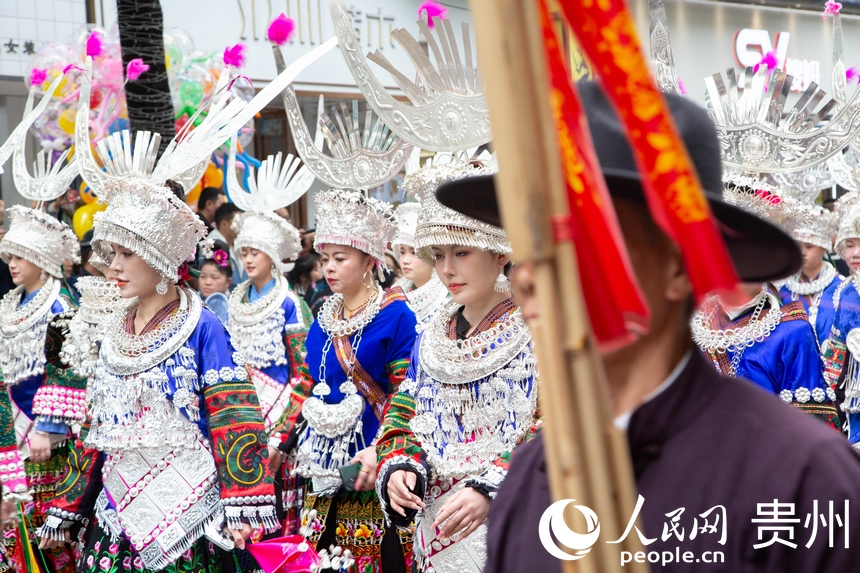 臺(tái)江縣苗族同胞盛裝游演慶祝姊妹節(jié)。人民網(wǎng) 黃小桃攝