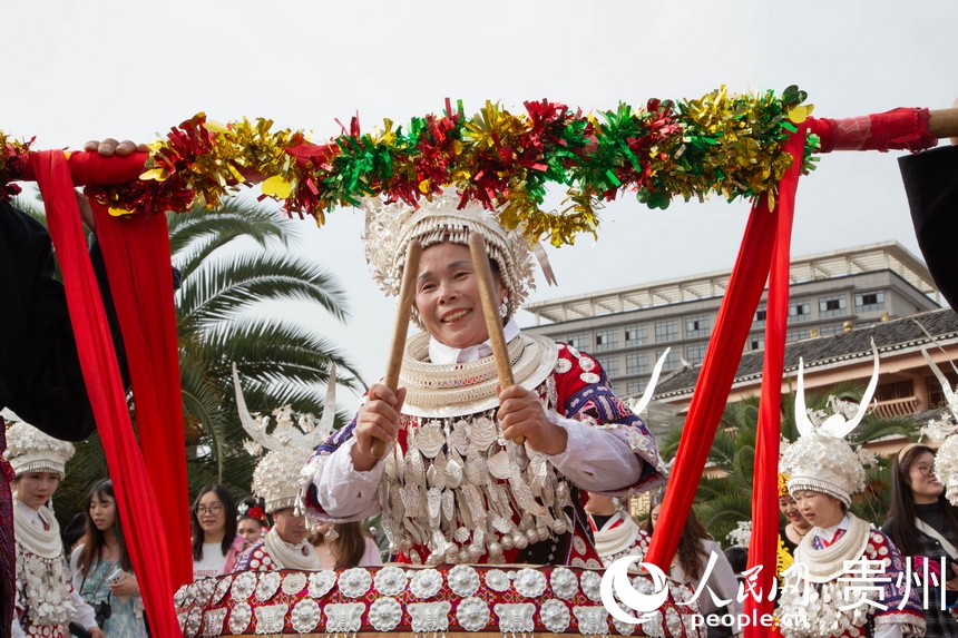 苗族同胞在敲踩鼓舞。人民網(wǎng) 黃小桃攝