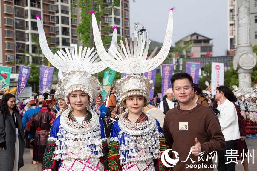 游客和苗族同胞合影。人民網(wǎng) 黃小桃攝