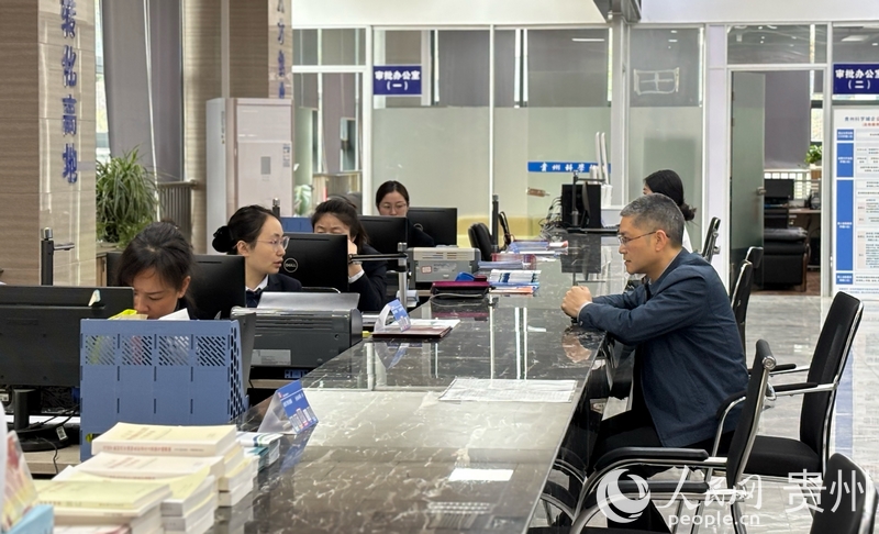 窗口工作人員正在辦理業(yè)務(wù)。人民網(wǎng)記者 高華攝