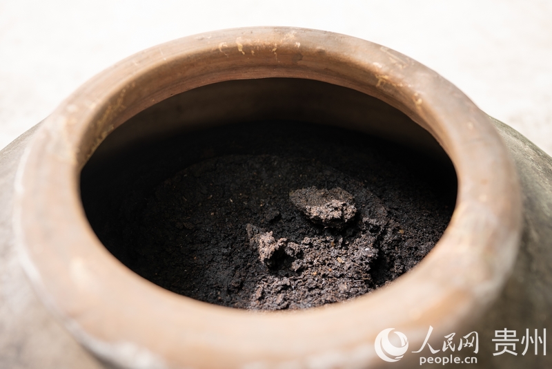 正在發(fā)酵的醬香醋胚。人民網(wǎng)記者 涂敏攝
