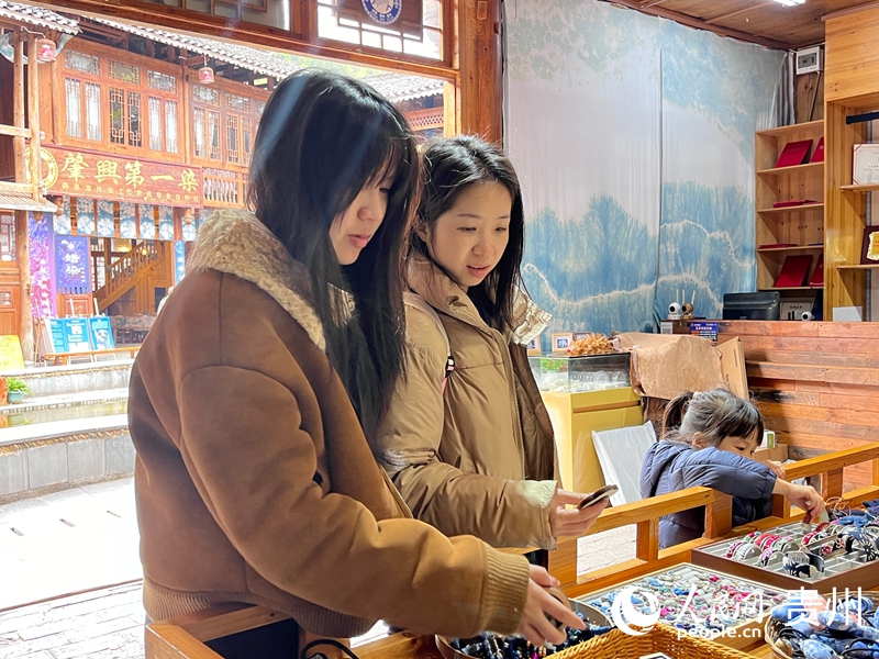 游客挑選非遺文創(chuàng)。人民網(wǎng) 陳潔泉攝
