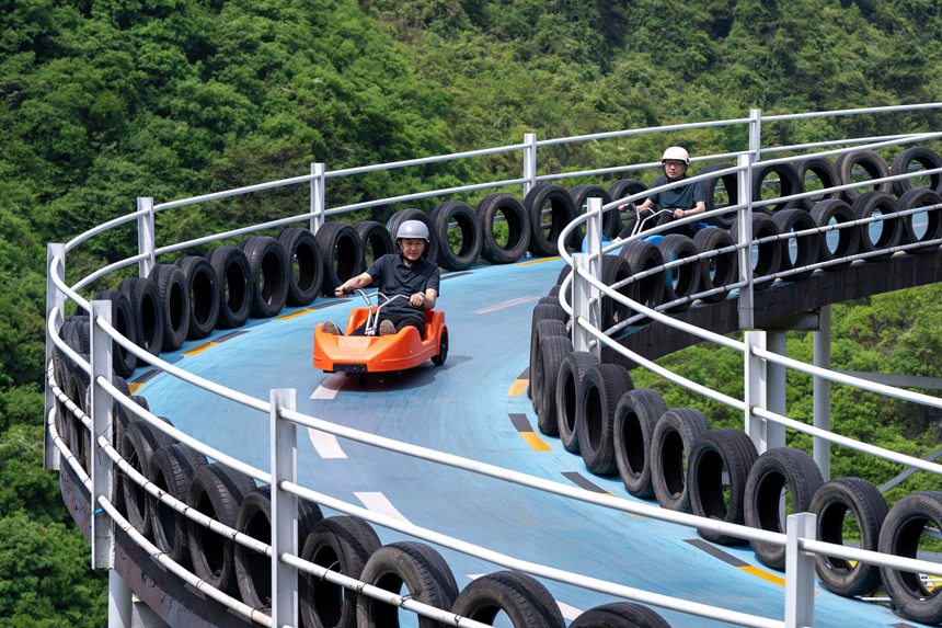 景區(qū)內(nèi)，游客體驗(yàn)滑板車。王平亮攝