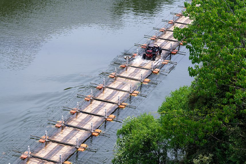 游客在景區(qū)內(nèi)體驗(yàn)越野卡丁車。王平亮攝