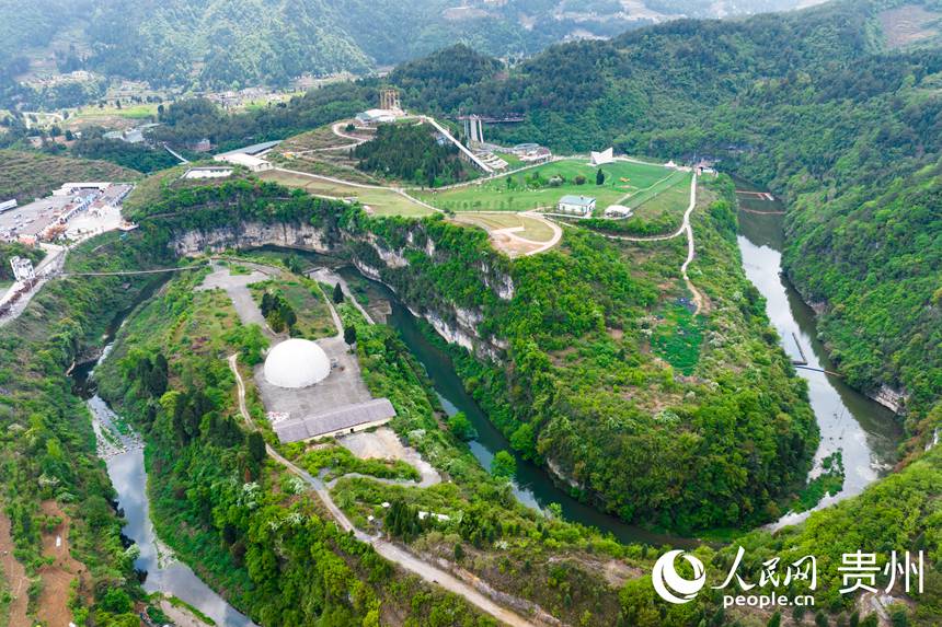 航拍黔西市中建鄉(xiāng)羊駝小鎮(zhèn)景區(qū)。人民網(wǎng)記者 涂敏攝