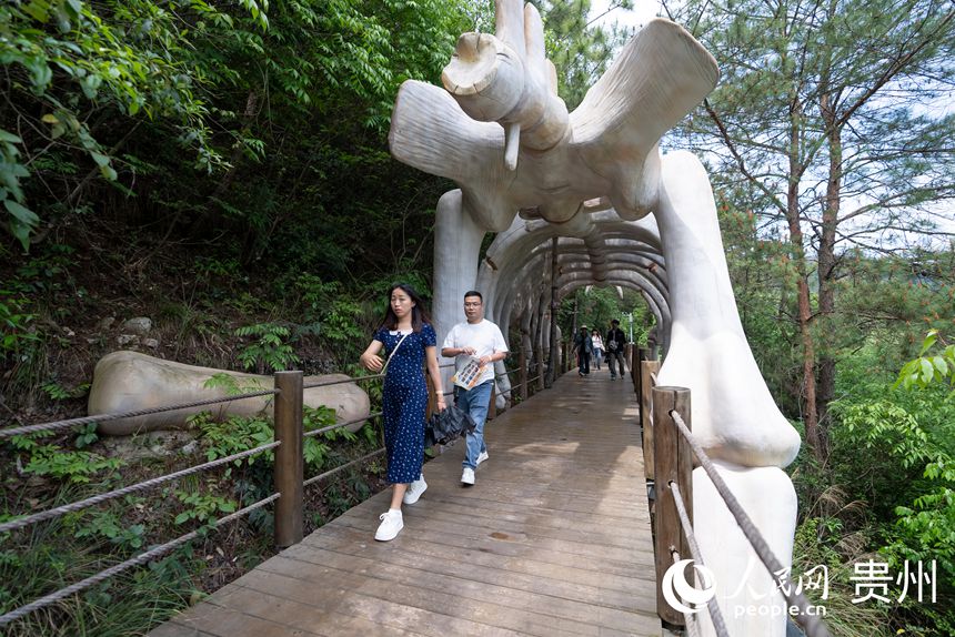 游客在景區(qū)內(nèi)漫步。人民網(wǎng)記者 涂敏攝