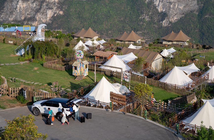 前來(lái)游玩的游客入住化屋村露營(yíng)基地。王平亮攝