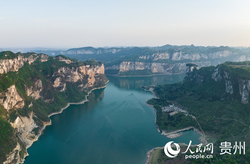 航拍貴州省畢節(jié)黔西市新仁苗族鄉(xiāng)化屋村。人民網(wǎng)記者 涂敏攝