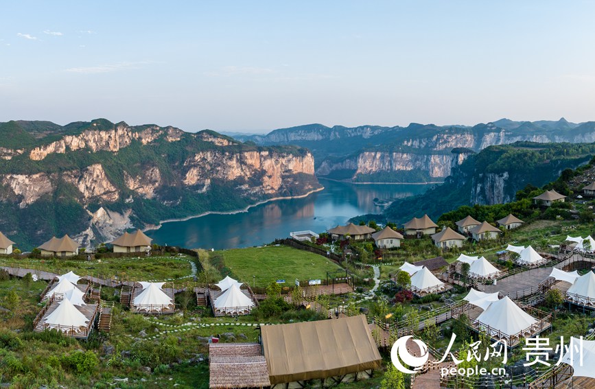航拍化屋村露營基地。人民網(wǎng)記者 涂敏攝